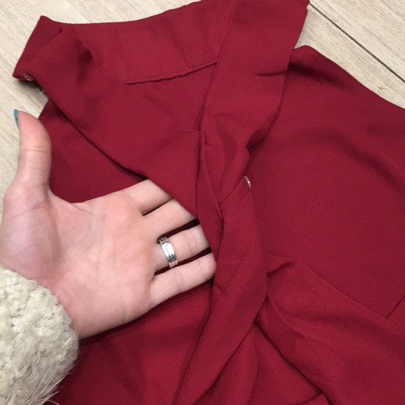 Gorgeous burgundy flowy top - Picture 4 of 8